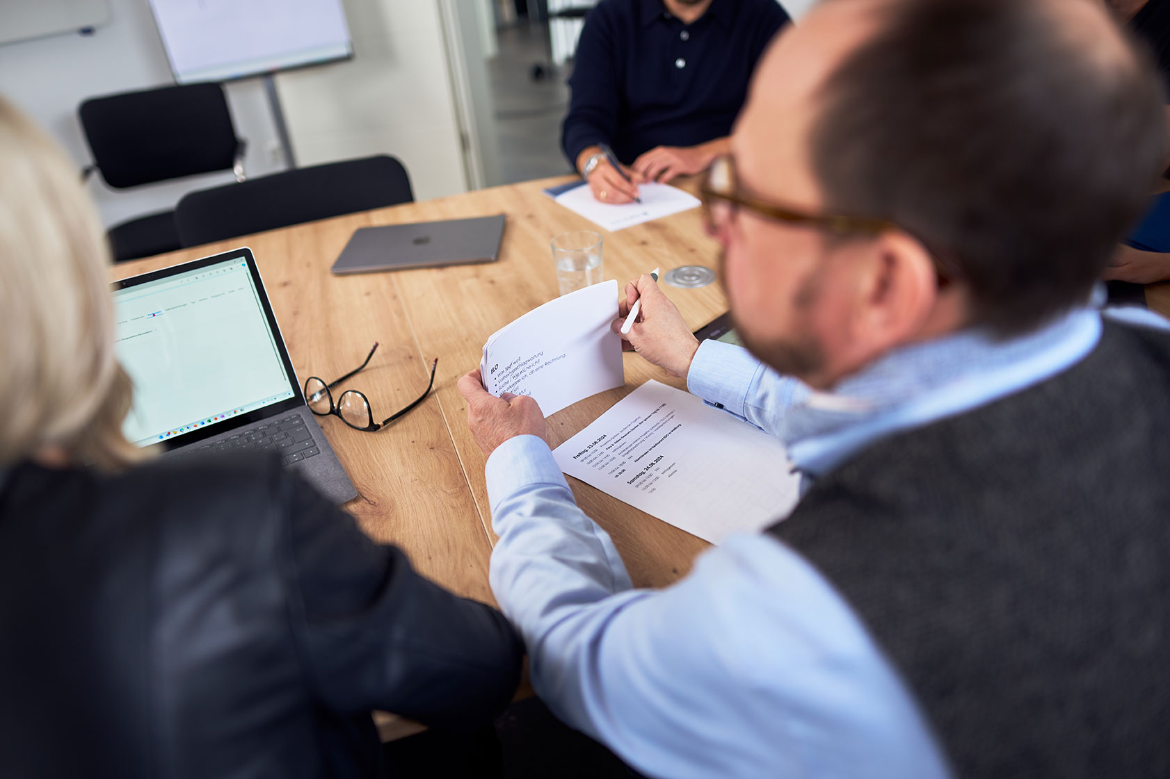 Arbeiten-bei-Digital-CFO-1 Mitarbeiter:innen-Team von Digital CFO bei der Zusammenarbeit – Verantwortung übernehmen im Finance-Bereich